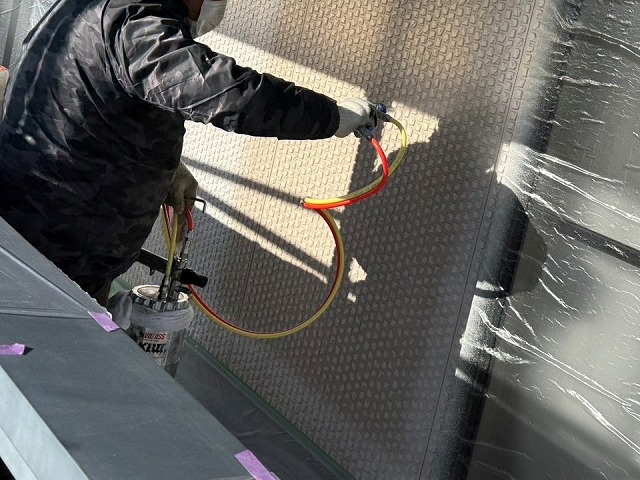 サイディング外壁塗装工事のスプレーガンによる下塗り工程