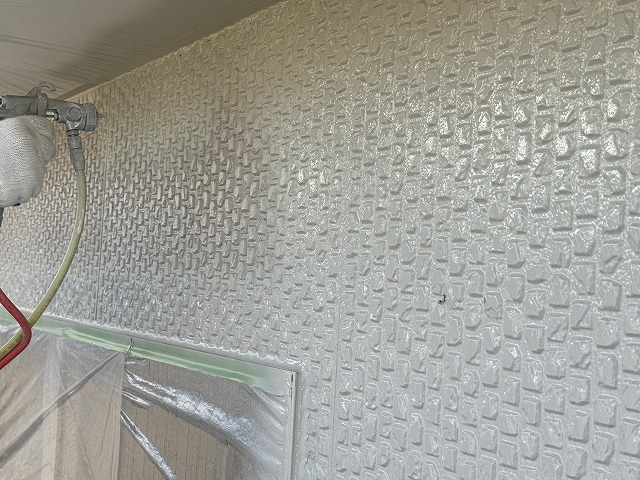 外壁塗装工事のスプレーガンによる「超低汚染リファイン1000MF-IR」を用いた中塗り