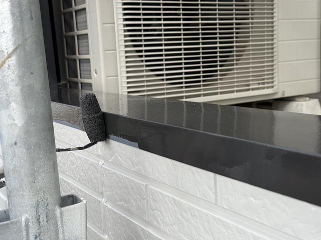 住宅ベランダ部分の笠木に対するローラー塗り替え状況