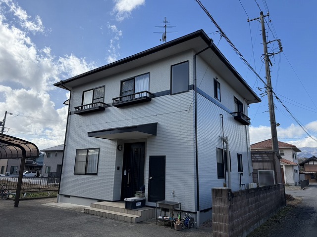 外壁塗り替え工事にてモノトーンで仕上げた住宅の外観