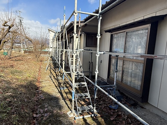 雨樋交換工事のための足場踏板設置状況