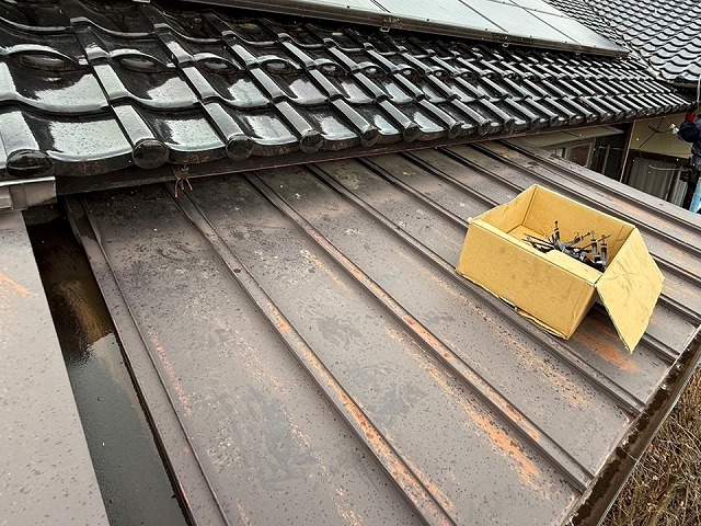 屋根葺き替え工事の既存屋根撤去後の野地板劣化状況