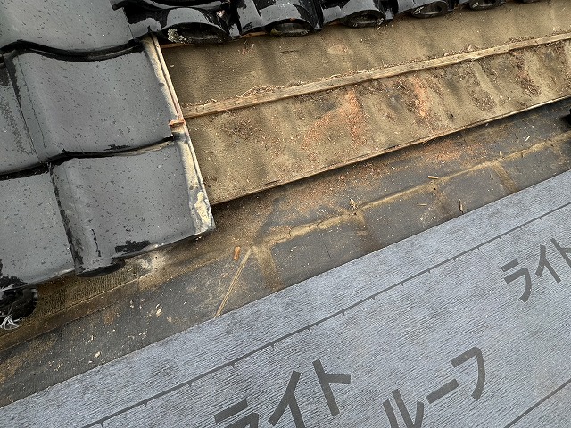 屋根葺き替え工事で激しく傷んだ野地板への防水シート敷設