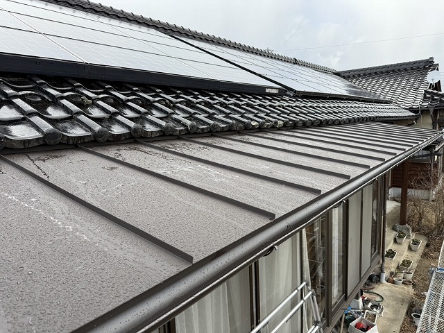 平屋住宅の立平葺きによる一部屋根葺き替え工事