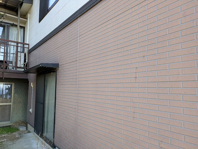 外壁仕上げのサイディングに色あせを確認した現場調査