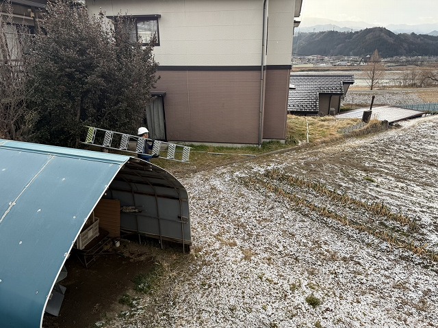 外壁塗装工事で使用する足場資材の搬入状況