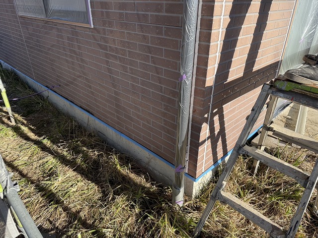 外壁塗装工事を行うための雨樋へのマスカー養生