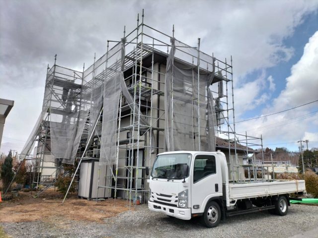 伊那市境K邸足場組立中