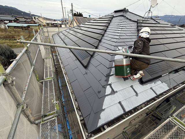 スレート屋根塗装工事の屋根用遮熱フッ素系上塗材を用いた中塗り工程