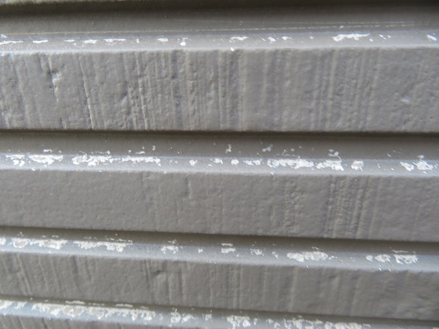 サイディング外壁の塗膜剥がれを確認した現場調査