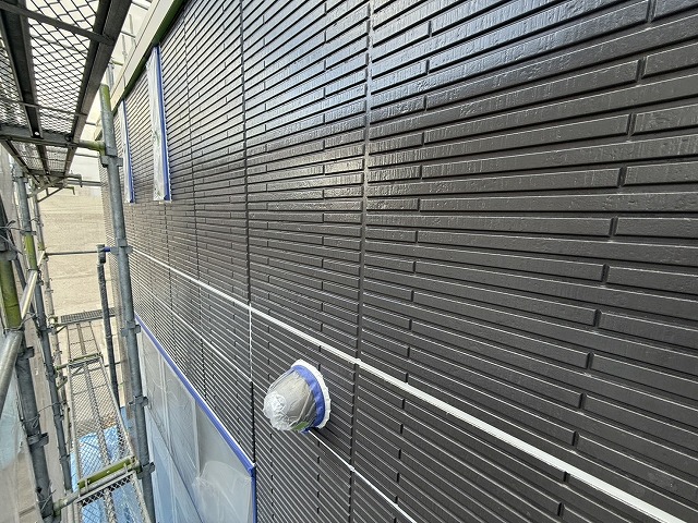 サイディング外壁塗装工事3回塗り工程の下塗り工程