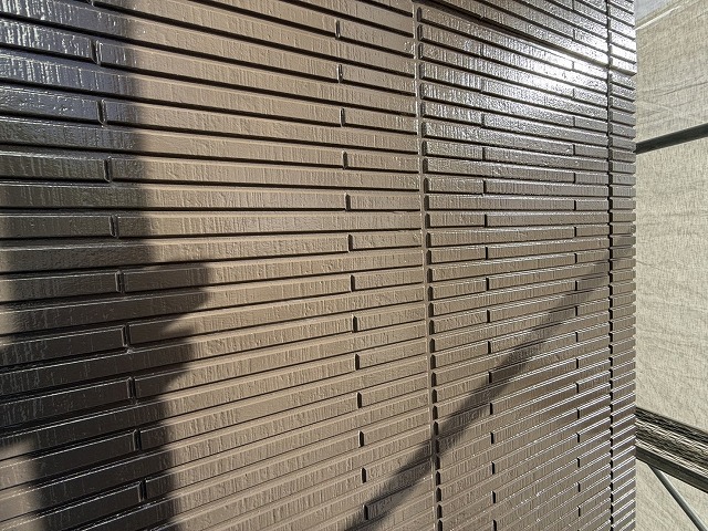 サイディング外壁塗装工事の「超低汚染リファイン1000MF-IR」による上塗りが完了