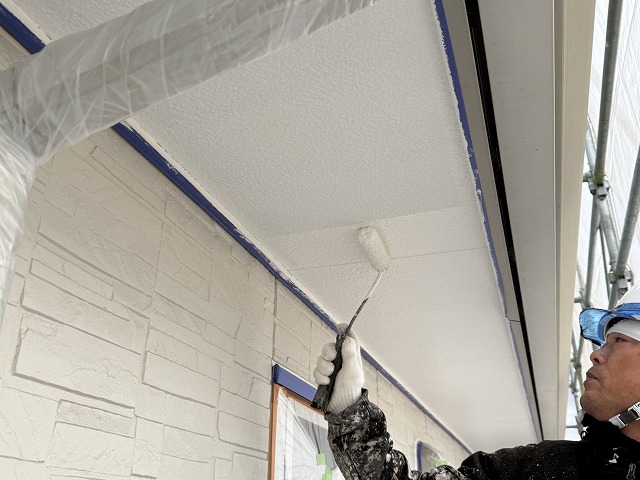 外壁塗装工事と同時に行った軒天へのローラー塗装の様子