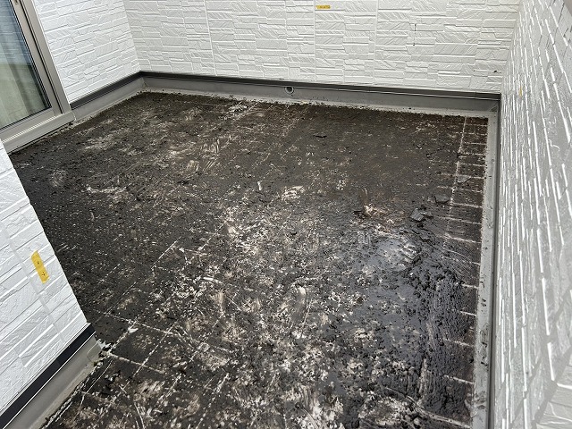 ベランダタイルは取り外して床面に汚れや苔などが激しく付着している様子
