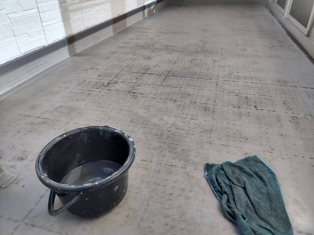 ベランダ防水工事の高圧洗浄の後に手作業による洗浄を実施