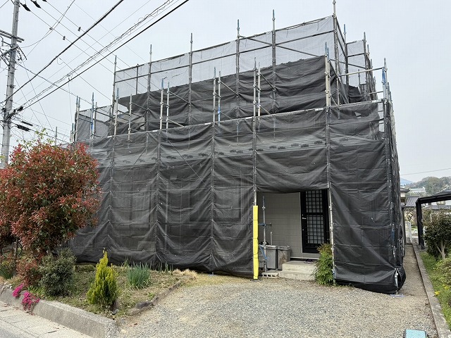 金属屋根塗装工事の塗料の飛び散りや工具の落下を防ぐメッシュシート張り