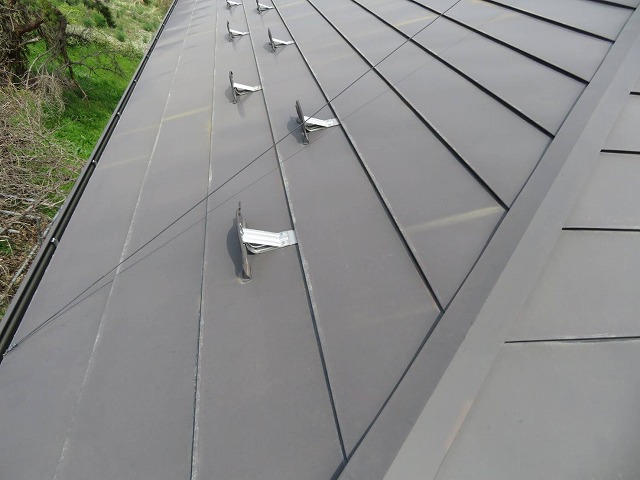 住宅の無料点検で経年劣化による金属屋根の塗膜剥がれを確認