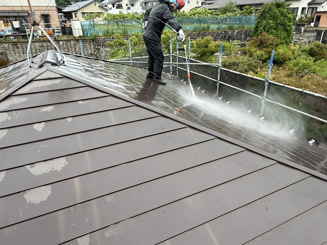 経年劣化にともなって行う金属屋根塗装工事の高圧洗浄