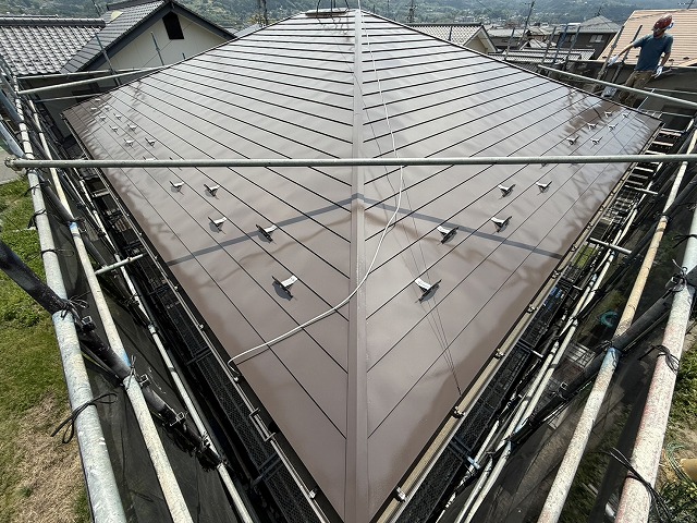 「ラセットブラウン」という濃い茶色を使った金属屋根塗装工事が完成