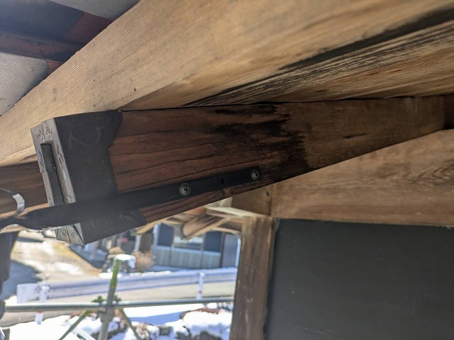 雨樋交換工事で軒樋の受け金物を化粧垂木にビス留めした様子