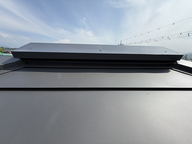 屋根カバー工事で既存換気棟を塗り替えて再利用