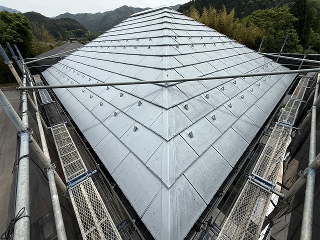 コロニアル屋根塗装工事の下塗り完了状況