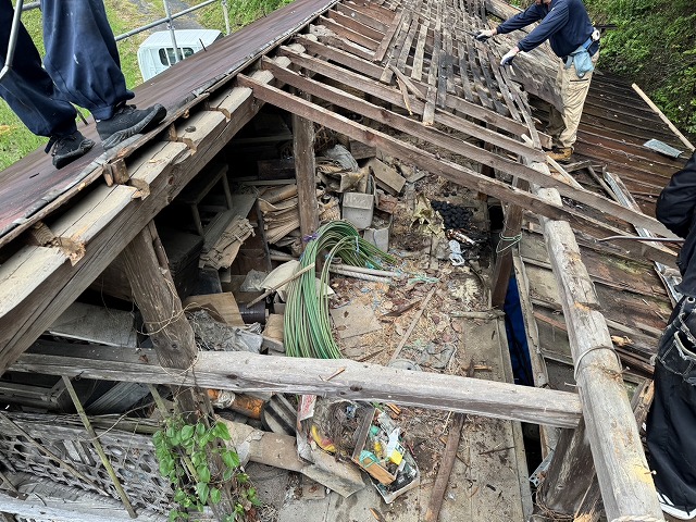 屋根の野地板や母屋、垂木などを撤去し小屋の内部が露出した様子