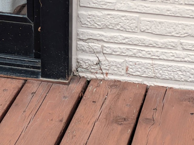 住宅のサッシ横サイディング外壁に割れが発生