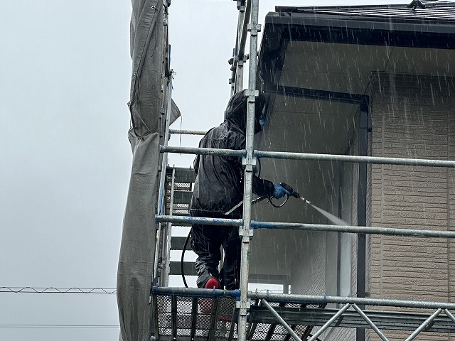 サイディング外壁塗り替え工事で雨の日に行った高圧洗浄工程