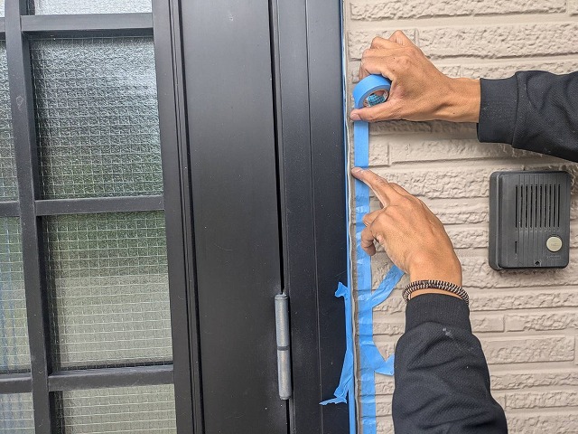 コーキング打ち替え補修でサッシまわりのマスキングテープ養生