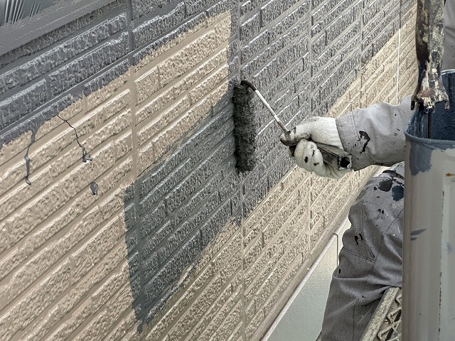 サイディング外壁塗装工事の長毛ローラーで中塗り