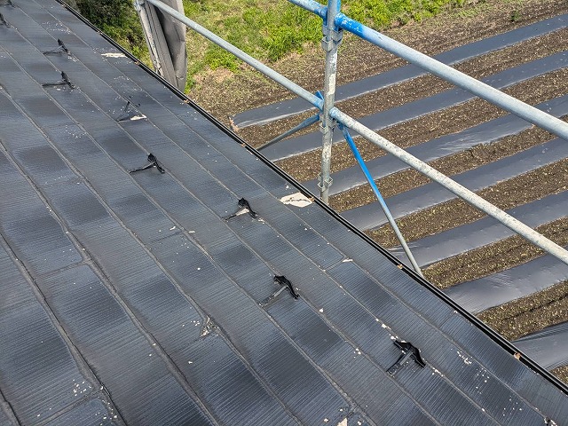 屋根カバー工法リフォームを行うスレート屋根の塗膜剥がれ