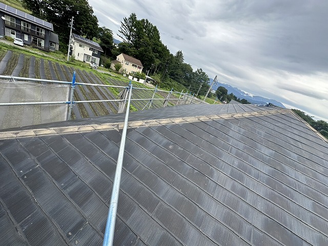 屋根カバー工法リフォームで屋根で隅棟に設置されていた棟板金の取り外し状況