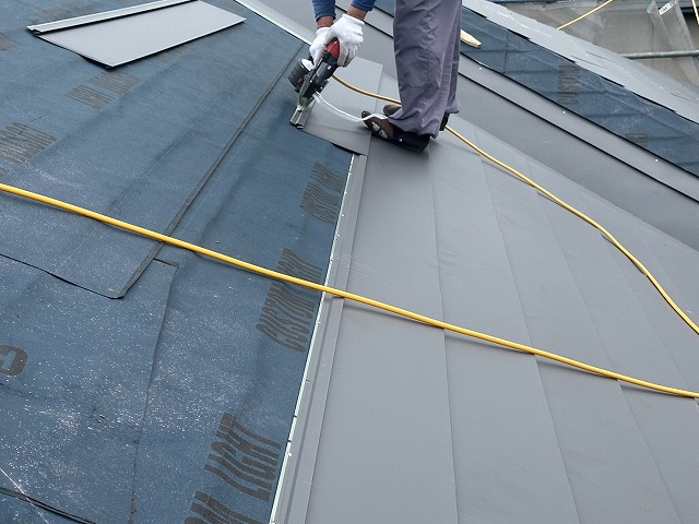 屋根カバー工事でガルバリウム鋼板屋根にステンレスビス留め付け