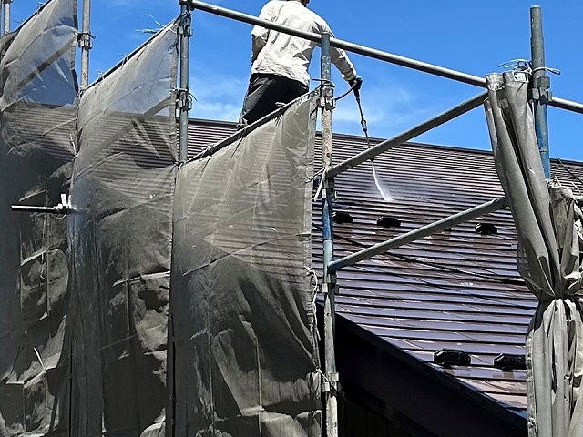 金属屋根塗装工事の高圧洗浄でチョーキングやサビを除去