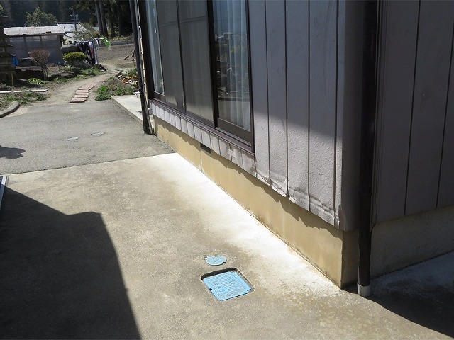 金属サイディングの変形を確認した現場調査