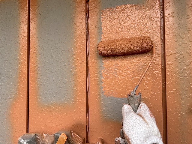 外壁塗装工事の金属サイディングに対する中塗り工程