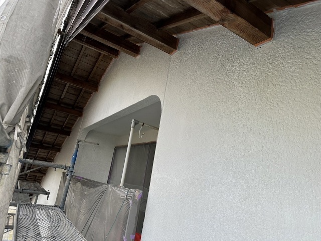 外壁塗装工事のモルタル外壁への中塗り施工