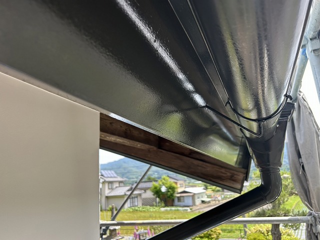 築40年の住宅に行った外壁塗装工事の鼻隠し塗装工程