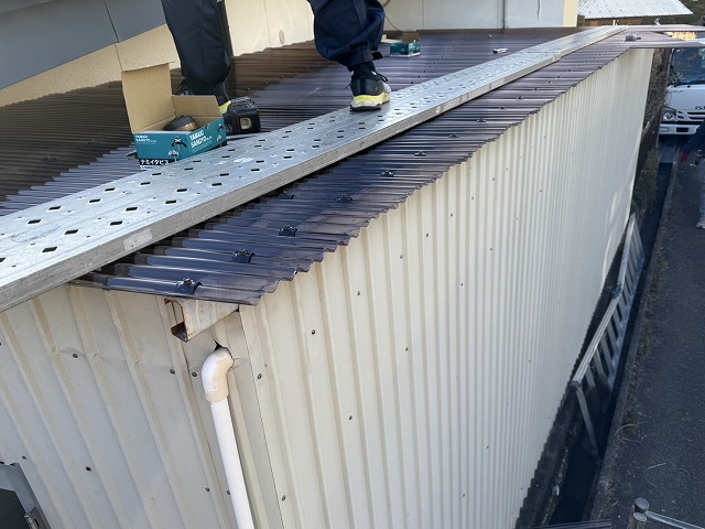 倉庫波板屋根張り替え工事でポリカ波板の軒先カットが完了