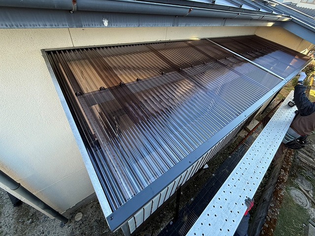 ベランダ屋根のポリカ波板張り替え工事で先端への板金役物取り付けが完了