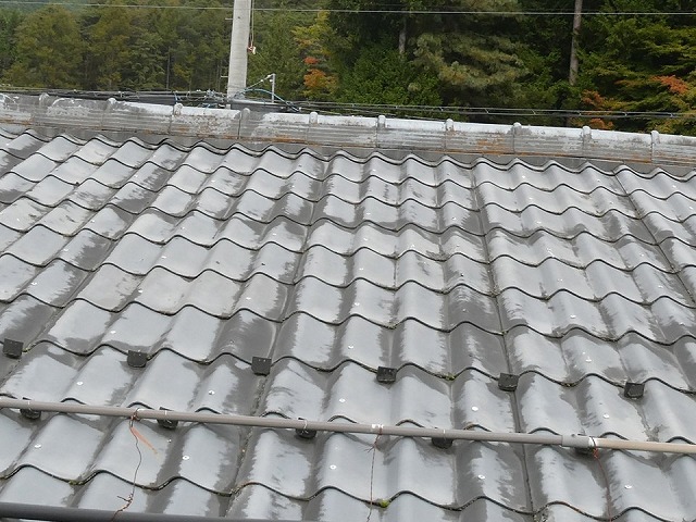 屋根の無料点検でスレート瓦の色あせや変色を確認