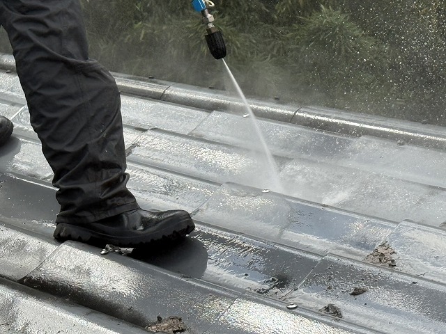 経年劣化にともなう屋根のスレート瓦塗り替え工事の高圧洗浄工程