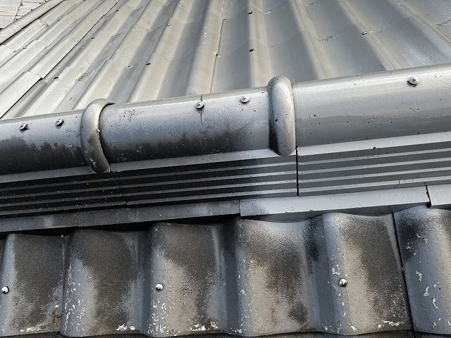 スレート瓦塗装工事の棟部へのサーモテックシーラーによる下塗り