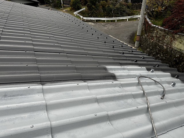 スレート瓦への塗装工事でスプレーガンによる中塗り施工