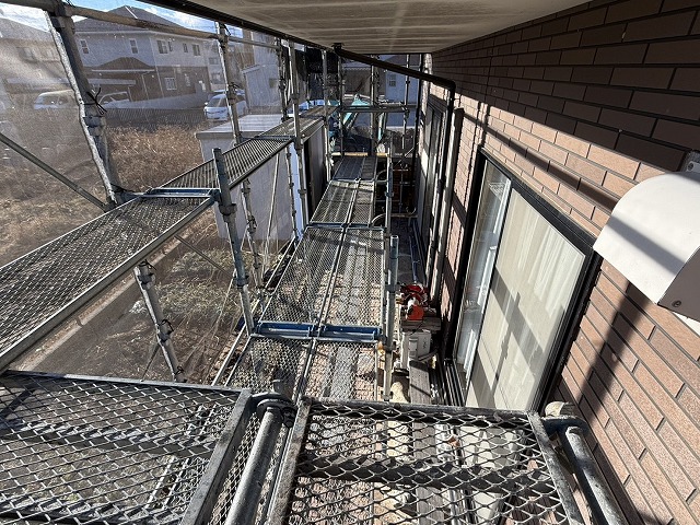 横葺きトタン屋根塗装工事の軒下足場状況