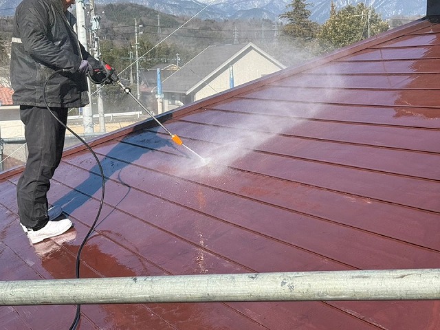 劣化した横葺きトタン屋根に対する高圧洗浄工程