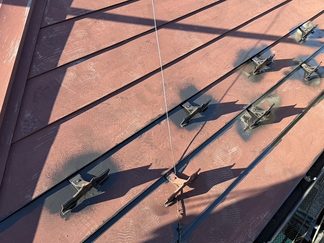 遮熱塗料「シャネツトップワンSi-JY」を用いた雪止め金具への塗装