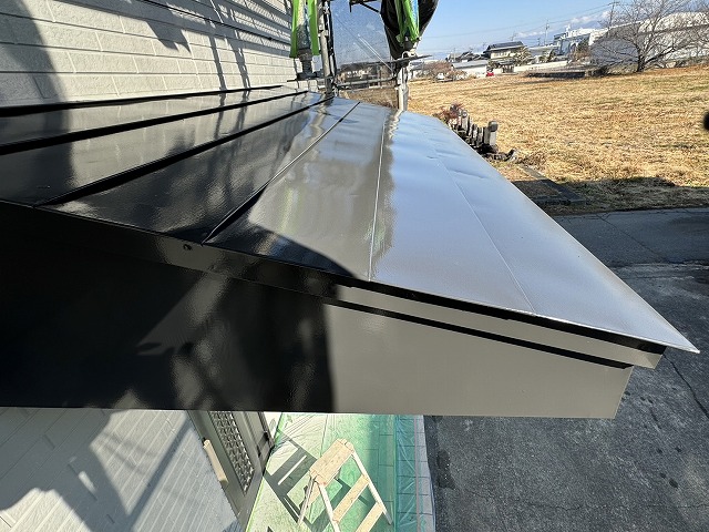 横葺きトタン屋根塗装工事のシャネツトップワンを用いた玄関庇への塗装が完了