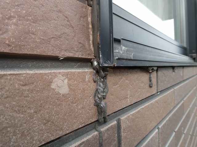 サイディングのコーキングに軟化が生じている様子